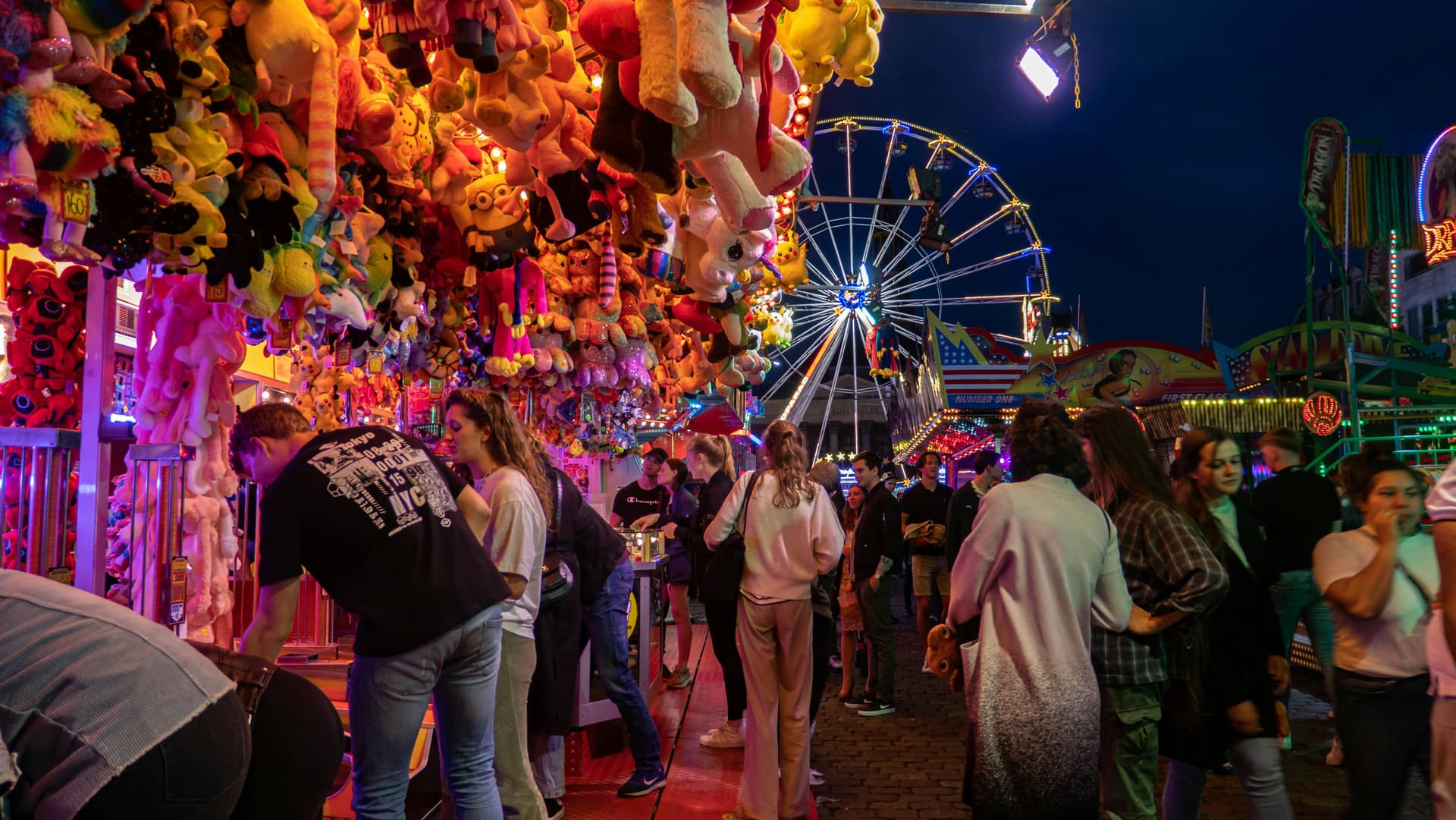 Bergkirchweih bei Nacht – Riesenrad, Lichter und Volksfest-Atmosphäre