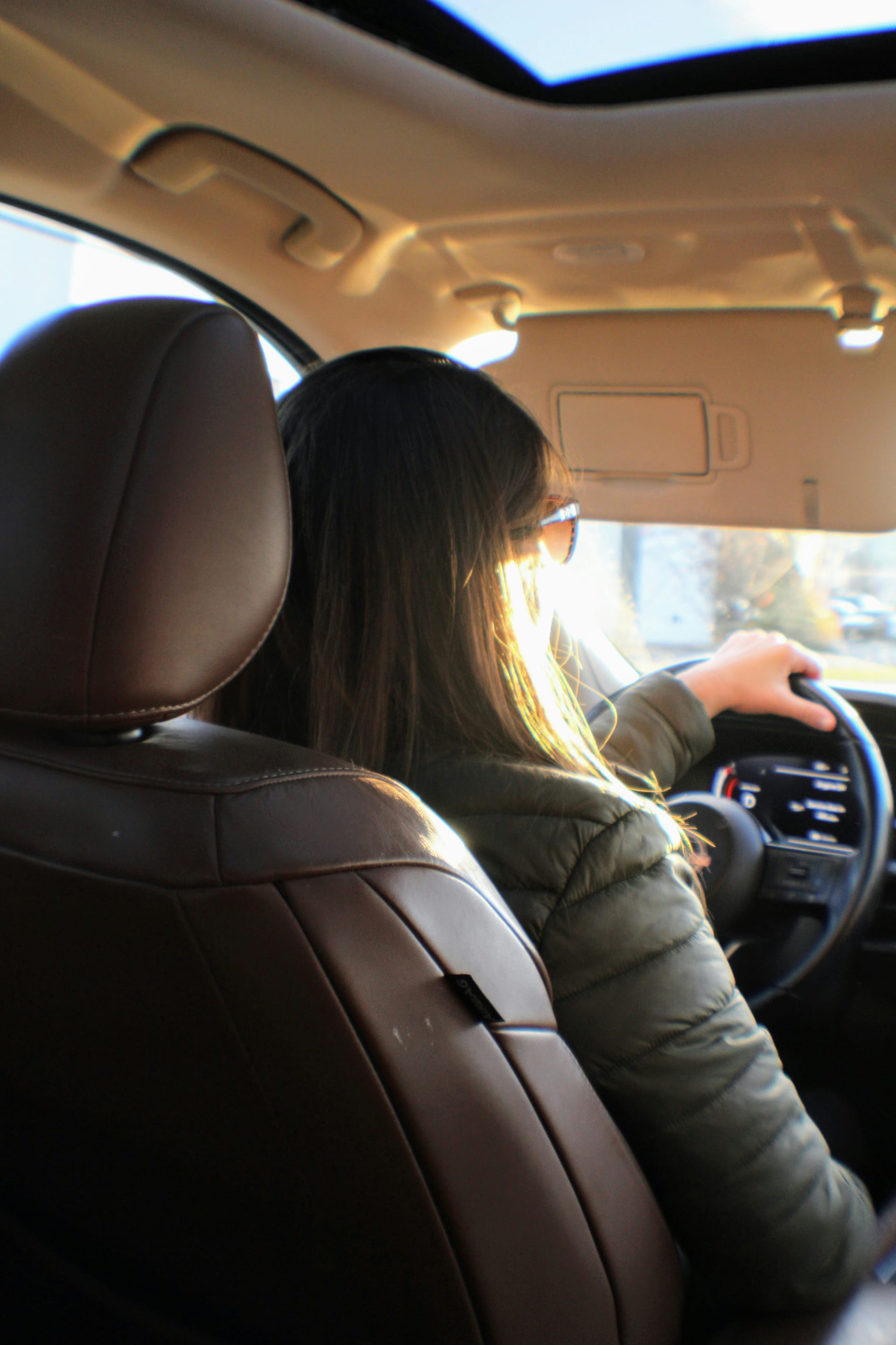 Fahrerin im Fahrzeug eines Partnerbetriebs